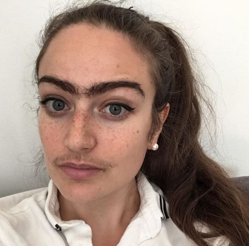 Žena si přestala holit obličej  1