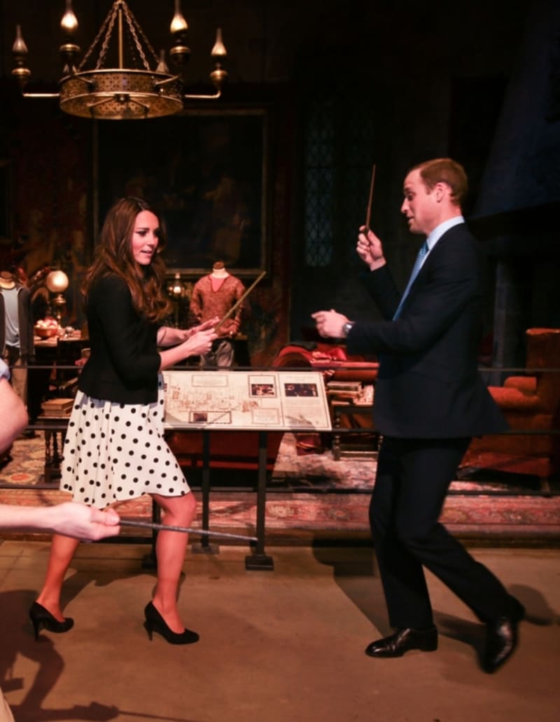 Vévodkyně Kate a princ William spolu bojovali kouzelnickými hůlkami