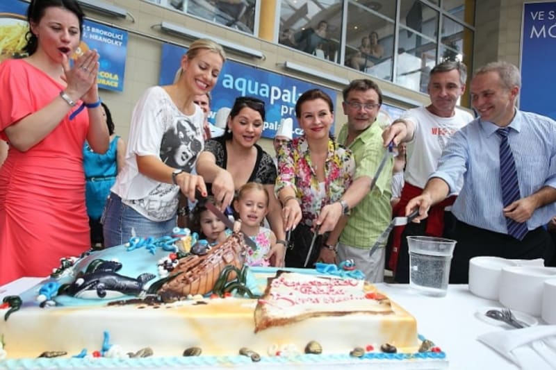 Tereza Mátlová pomáhala rozkrojit narozeninový dort