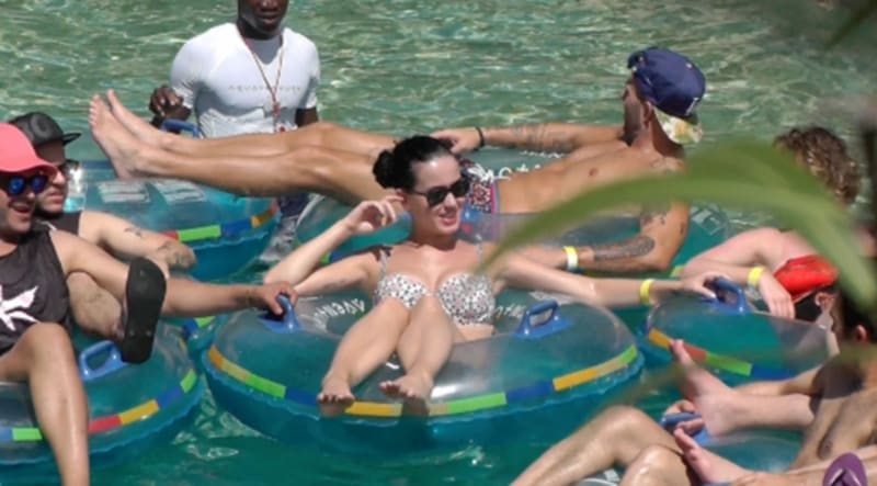 Katy Perry v obležení přátel hltá léto plnými doušky