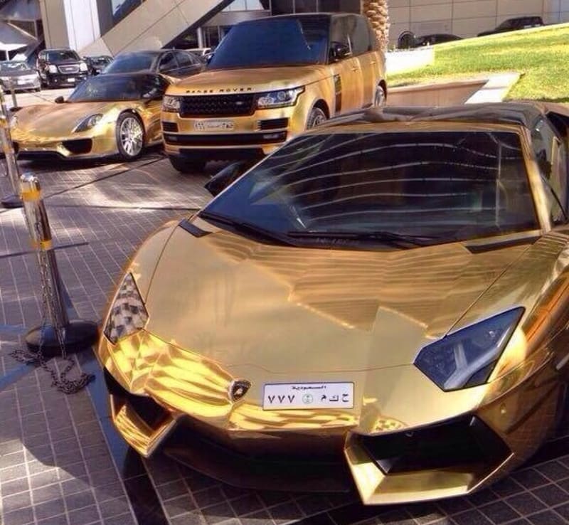 Chtěli byste zlaté luxusní auto?