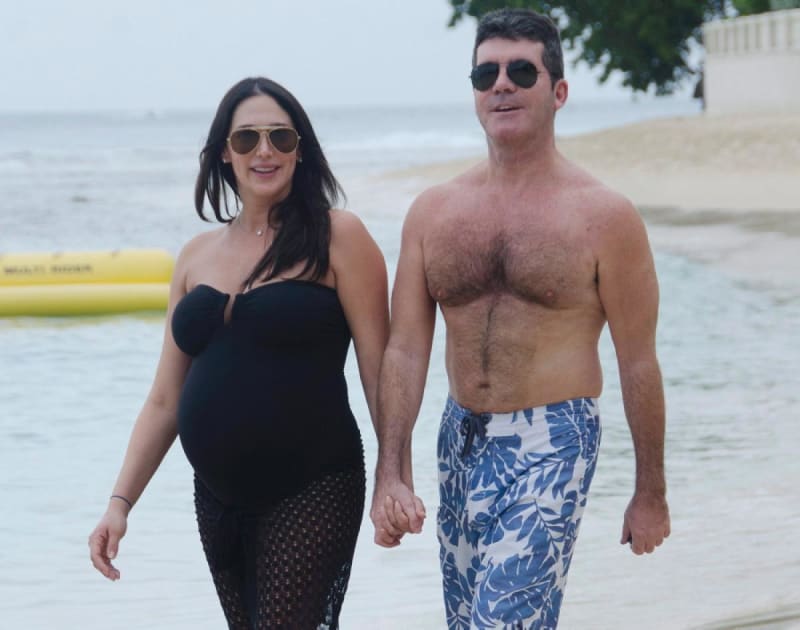 Simon Cowell se svou těhotnou přítelkyní Lauren na Barbadosu
