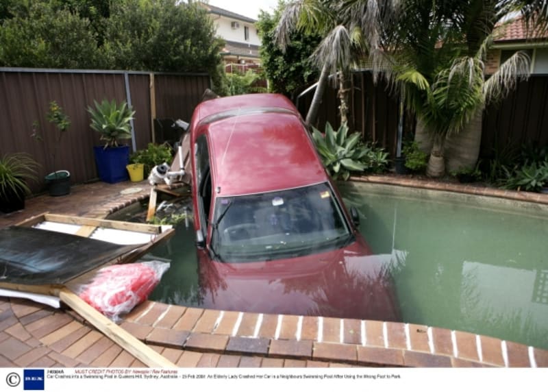 O tom, že při parkování by se neměly plést nohy na pedálech, se přesvědčila jedna starší řidička v australském Sydney, když "zaparkovala" svůj automobil v bazénu
