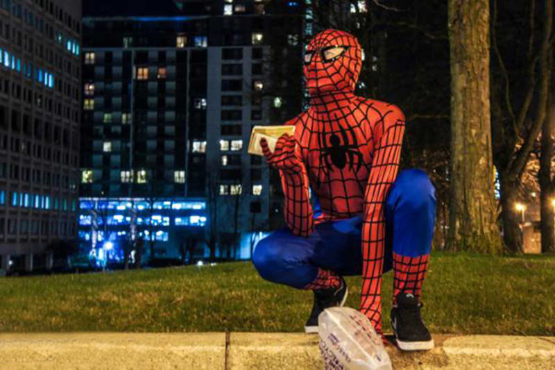 Spiderman, který pomáhá lidem bez domova k lepšímu životu