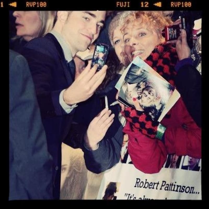 Robert Pattinson se rád fotí se svými fanoušky