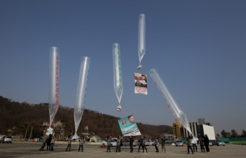 Severokorejský diktátor Kim Čong-un se už jistě klepe hrůzou a jeho zesnulý otec se děsem obrací v hrobě. Do KLDR letí půl milionu ničivých balónků s protirežimními letáky, které vypustili aktivisté v jihokorejském městě Padžu. Ne, Kim Čong-un je v pohodě