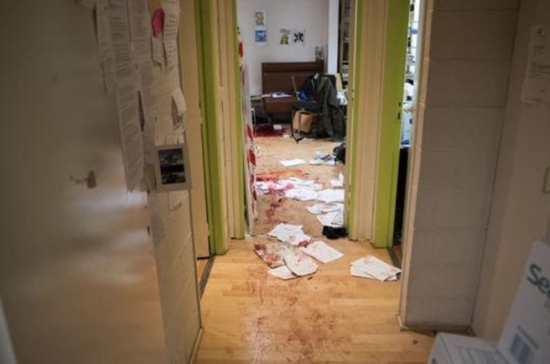 Na internetu se objevila první fotografie zevnitř budovy redakce Charlie Hebdo