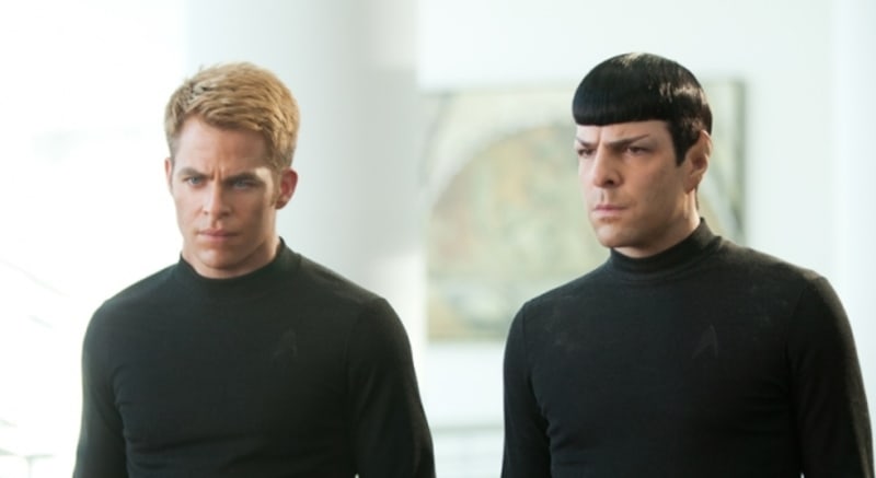 Chris Pine jako kapitán Kirk s populárním Zacharym Quintem v roli Spocka ve filmu Star Trek: Do temnoty