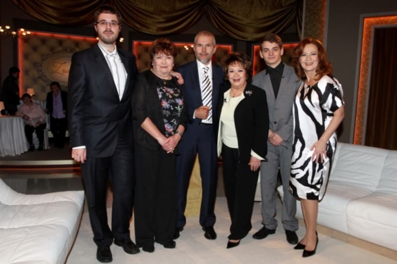 Jiřina Bohdalová s celou svojí rodinou a Markem Ebenem (uprostřed)