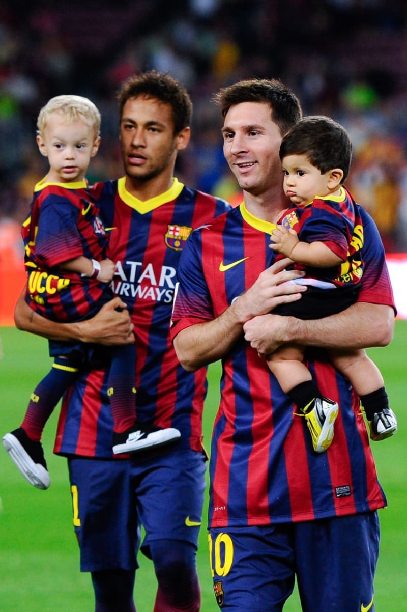 Messi a jeho spoluhráči berou na trávník děti často. S Messim je Neymar a malý Davi Lucca