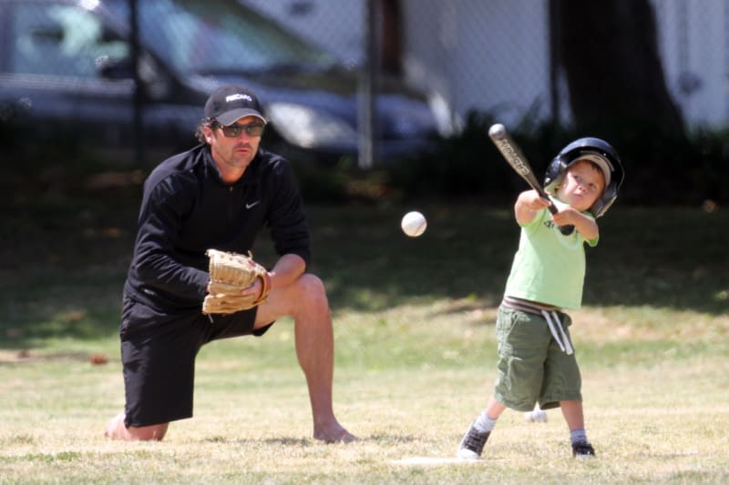 Patrick Dempsey učí syna Sullivana, jak hrát baseball v parku na Malibu