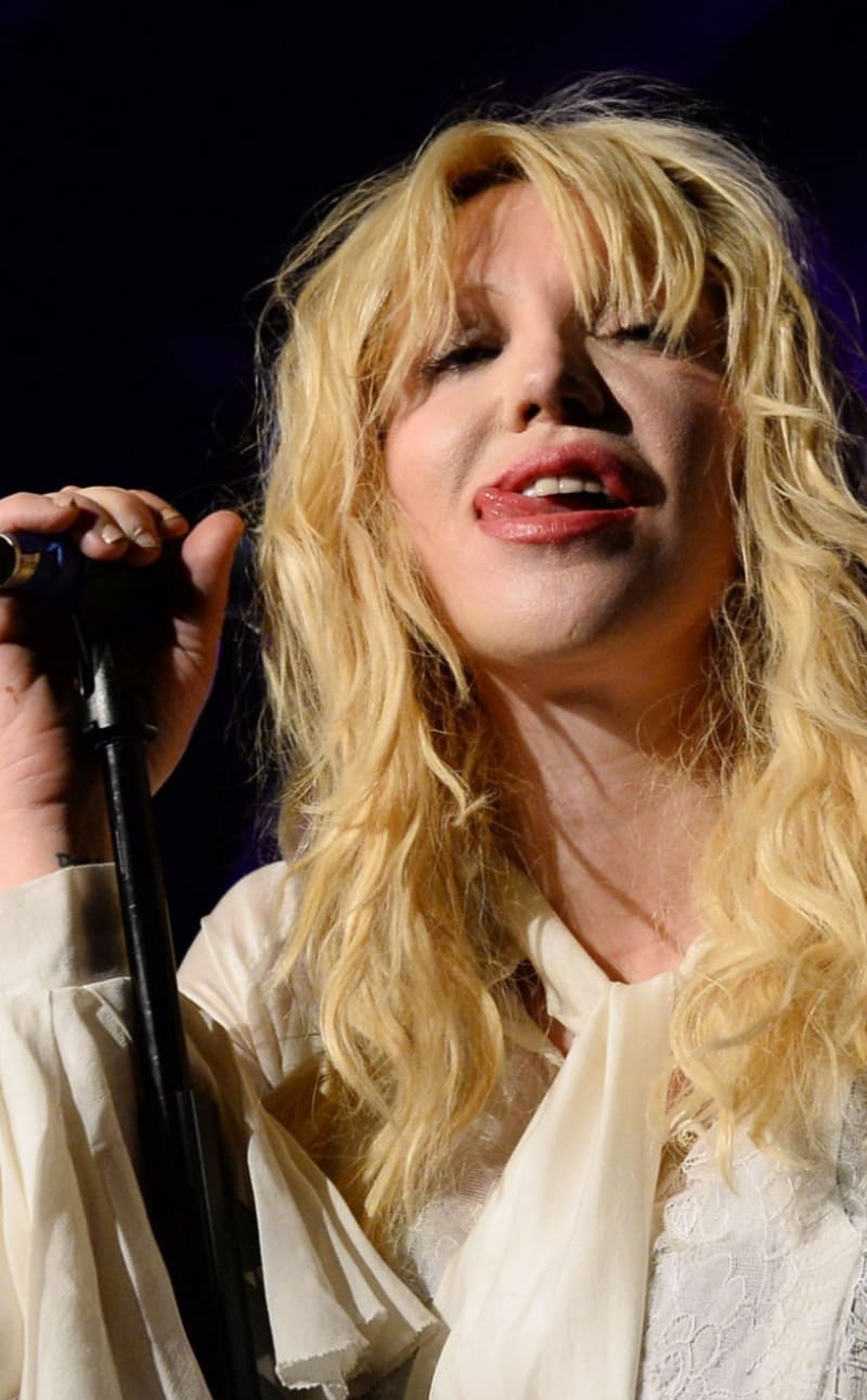 Vyplazený jazyk zpěvačky Courtney Love... svůdné pohledy jí jdou