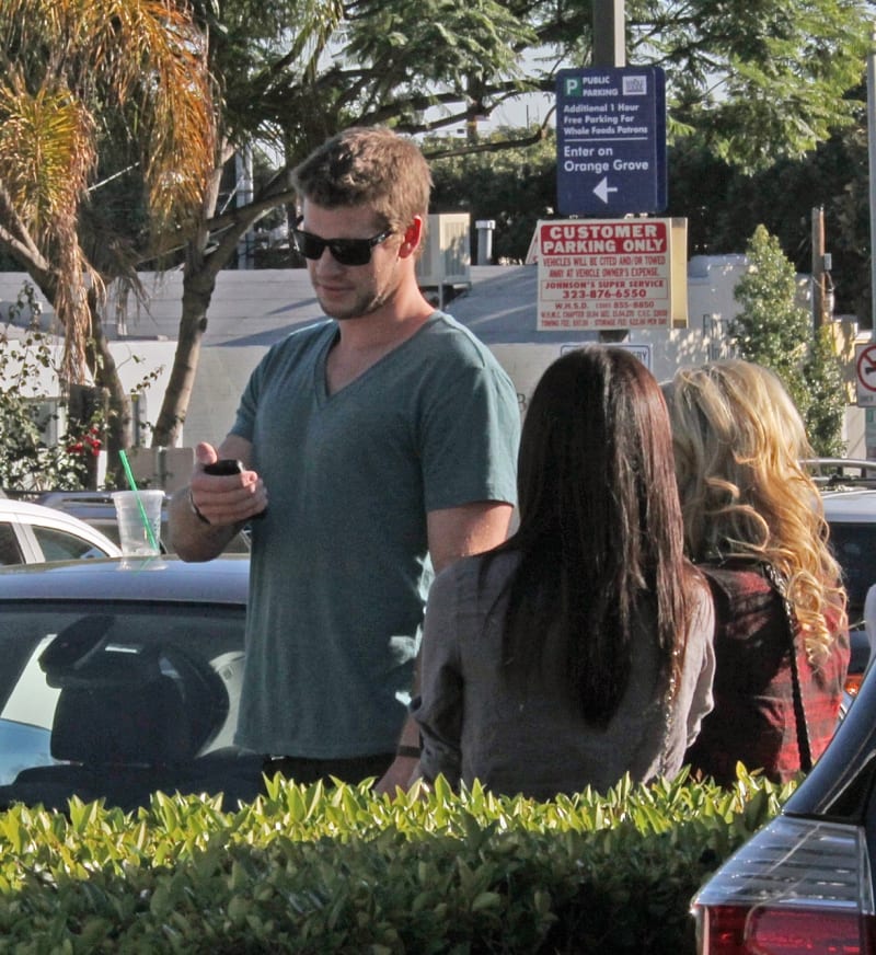 Liam Hemsworth si prostě nemohl pomoct a své přítelkyni stále zahýbal