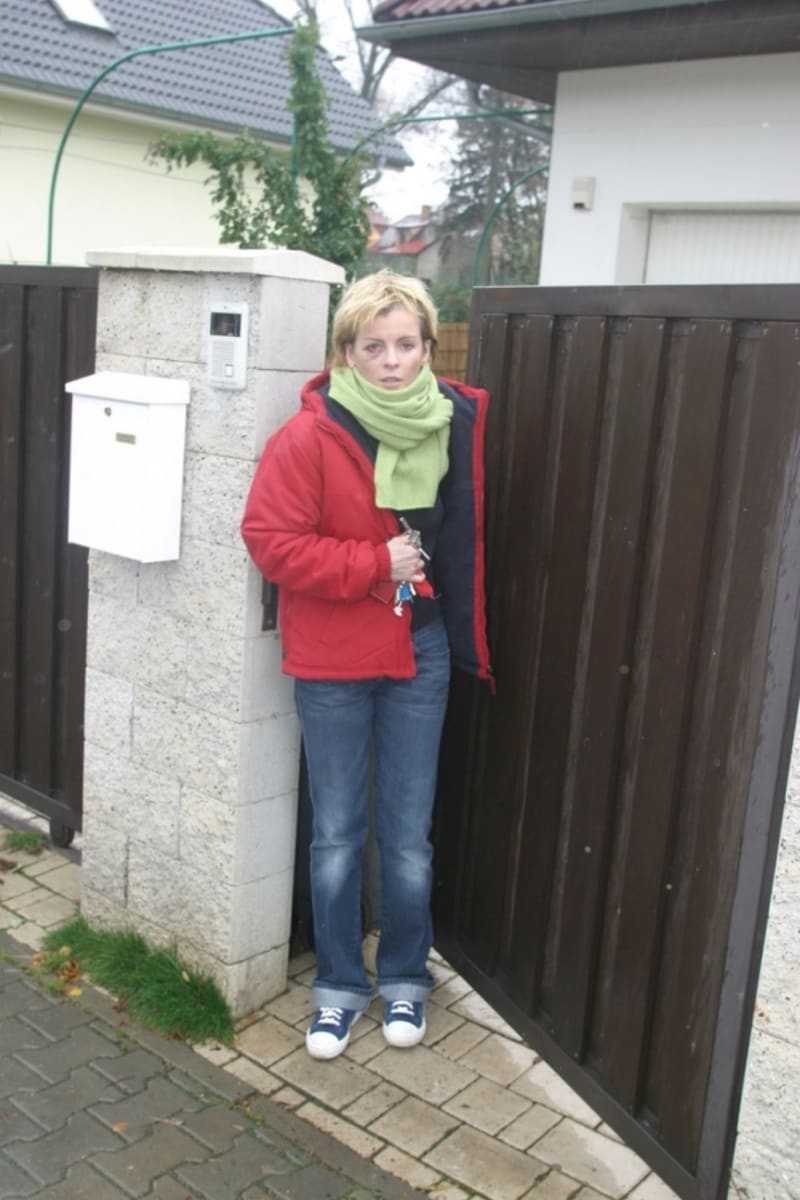 Iveta před svým domem v Uhříněvsi, kde ji kdysi přepadli.