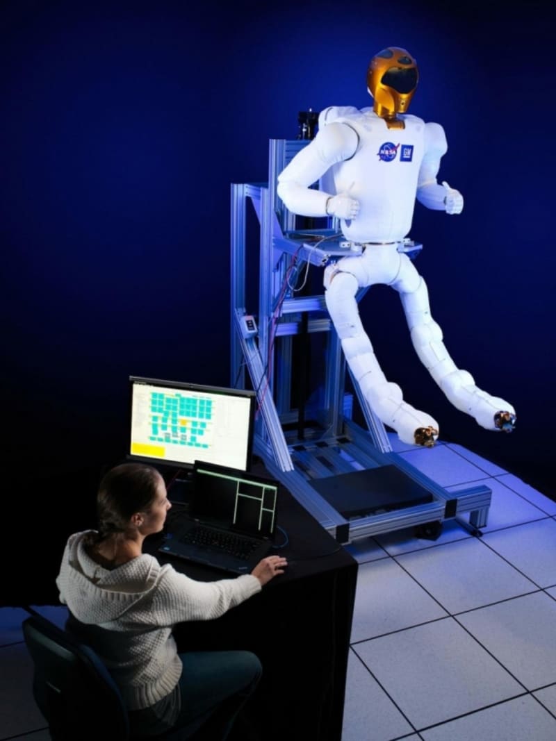 Druhá generace Robonauta bude mít nohy. Na snímku má vesmírný robot končetiny určené k lezení.