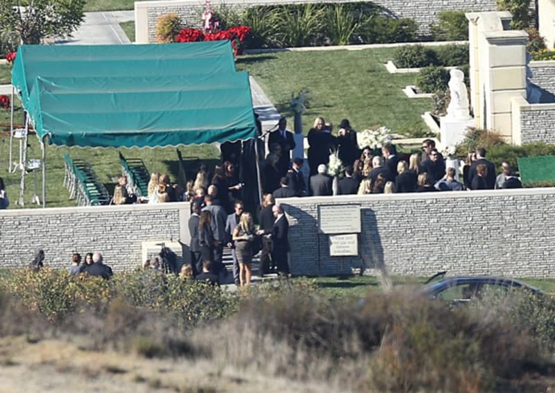 Herec Paul Walker byl pohřben na hřbitově Forest Lawn Memorial Park v Hollywood Hills - Obrázek 1