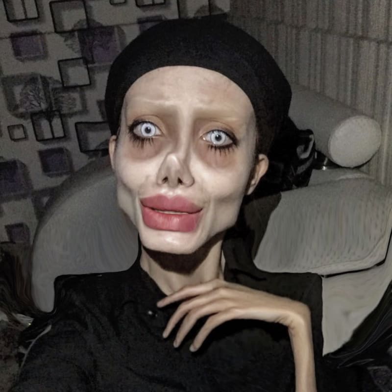 Plastová Angelina Jolie si hraje na &amp;quot;zombie&amp;quot; 4