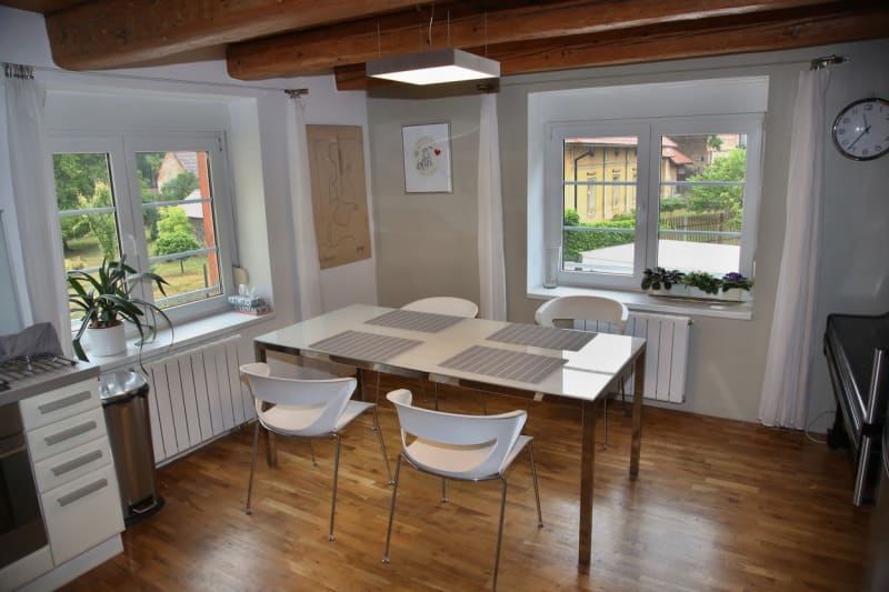 Václav Upír Krejčí dům: Kuchyň neoplývá zbytečně velkým prostorem, na první pohled zaujme stůl s italskými židlemi