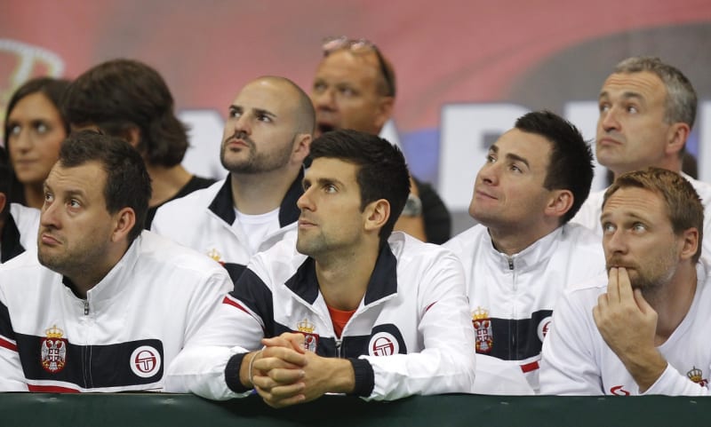 Smutek zn. Srbsko. Uprostřed zklamaná hvězda Novak Djokovic