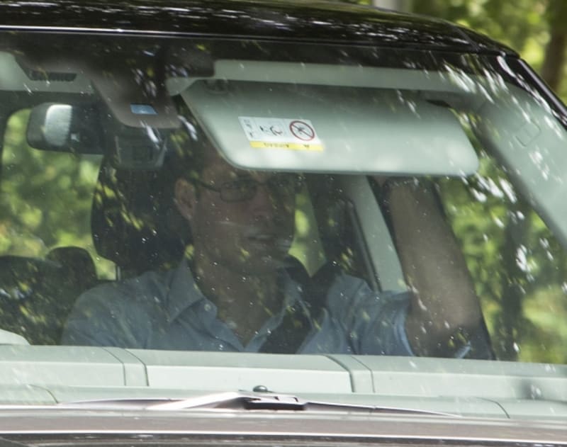 Princ William si nasadil brýle, ale za volant si nesedl, řídil bodyguard