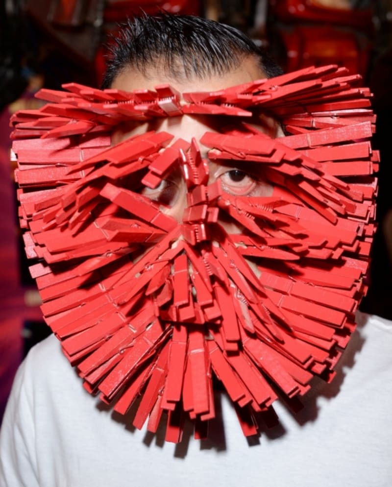 Portorikánec Kelvin Mercado, více známý pod přezdívkou Peg Man (tedy něco jako Věšák), stanovil nový světový rekord v počtu kolíčků na prádlo připnutých na obličej. Je jich tam 163.