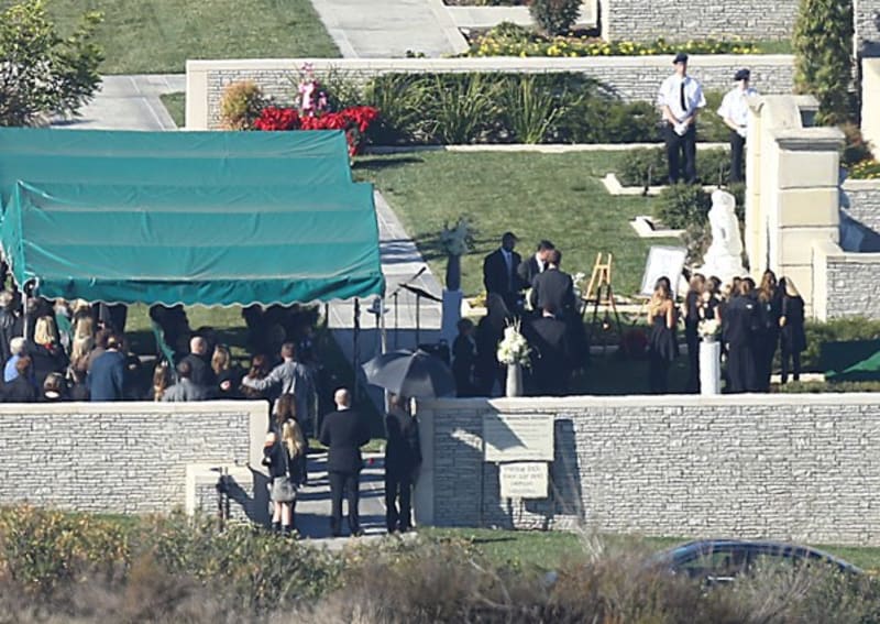 Herec Paul Walker byl pohřben na hřbitově Forest Lawn Memorial Park v Hollywood Hills - Obrázek 6