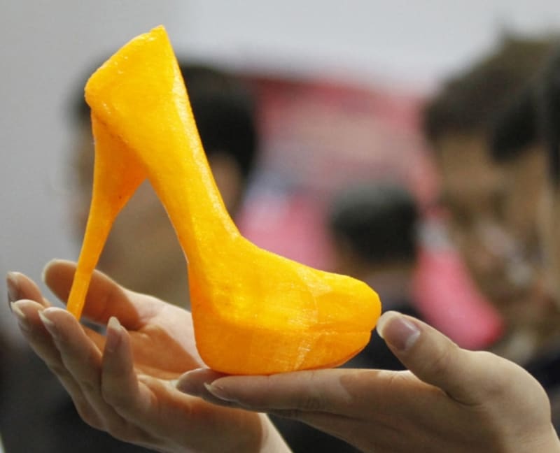 Plastové boty z 3D tiskárny byly jedním z exponátů představených na konferenci o mezinárodní spolupráci v čínském městě Nan-ťing.