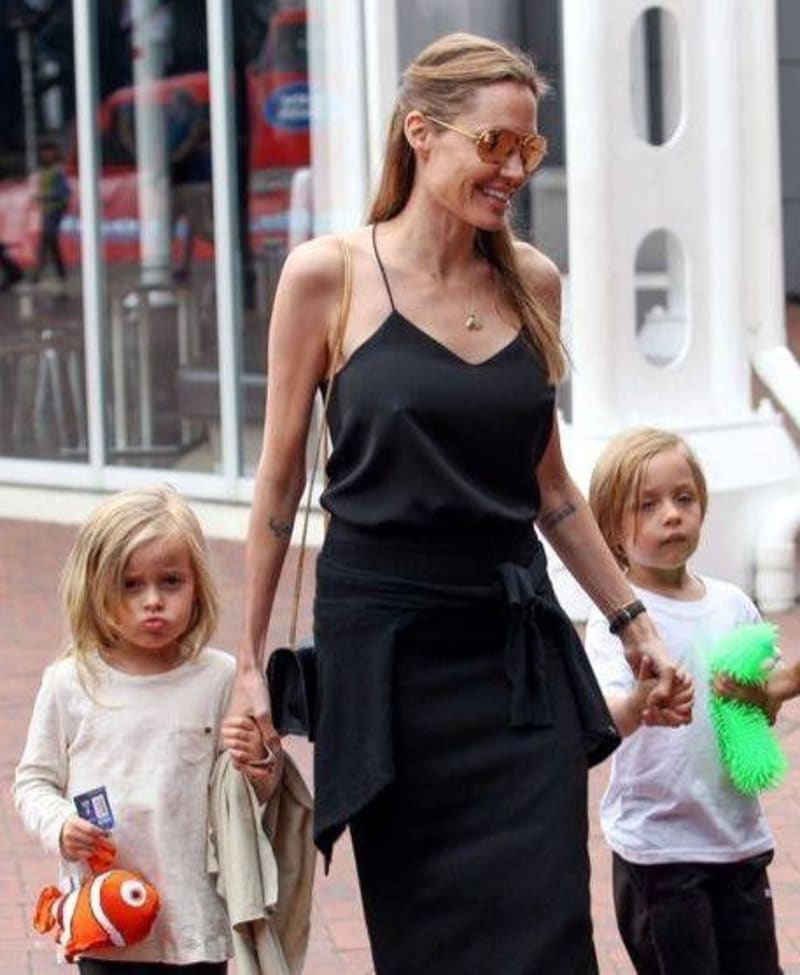 Herečka Angelina Jolie se svým tetováním rozhodně netají