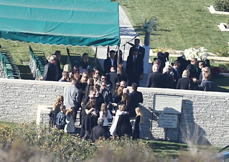 Herec Paul Walker byl pohřben na hřbitově Forest Lawn Memorial Park v Hollywood Hills - Obrázek 2
