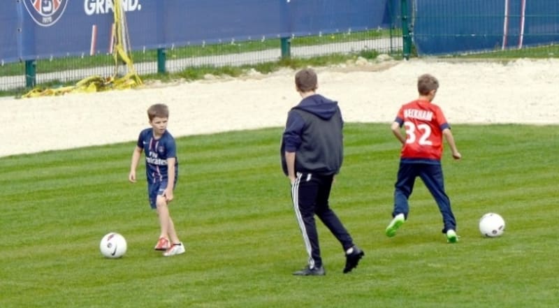 Synové Beckhama se učí, jak správně kopnout do míče