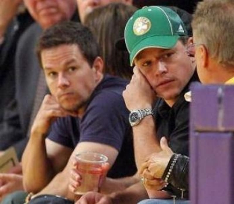 Matt Damon a Mark Wahlberg na zápase. Jsou si opravdu velmi podobní