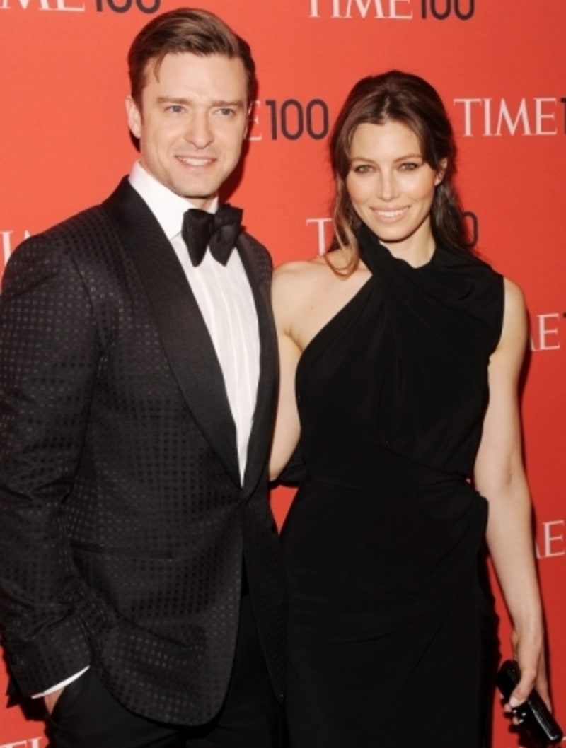 Zpěvá Justin Timberlake s přítelkyní hetrečkou Jessikou Biel na předávání cen časopisu Time