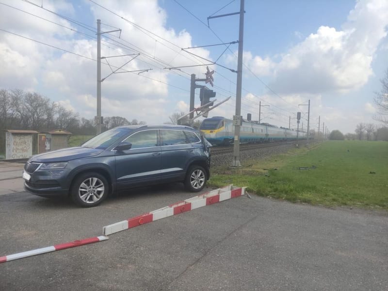 Řidička uvízla na železničním přejezdu a její auto smetlo pendolino.
