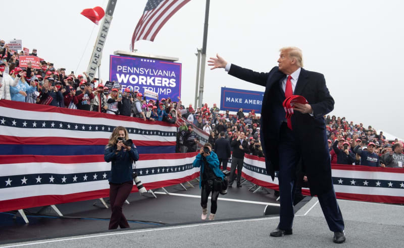 Červené kšiltovky byly jedním ze symbolů prezidentských kampaní Donalda Trumpa.
