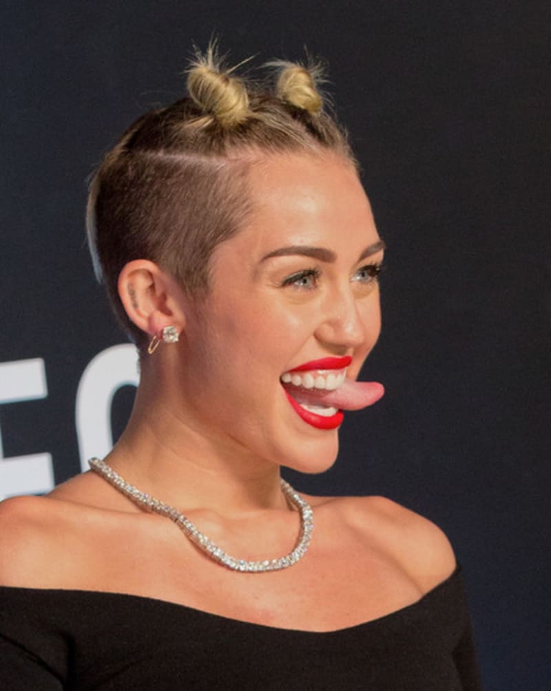 Vyplazený jazyk zpěvačky Miley Cyrus, pro velký úspěch ještě jednou...