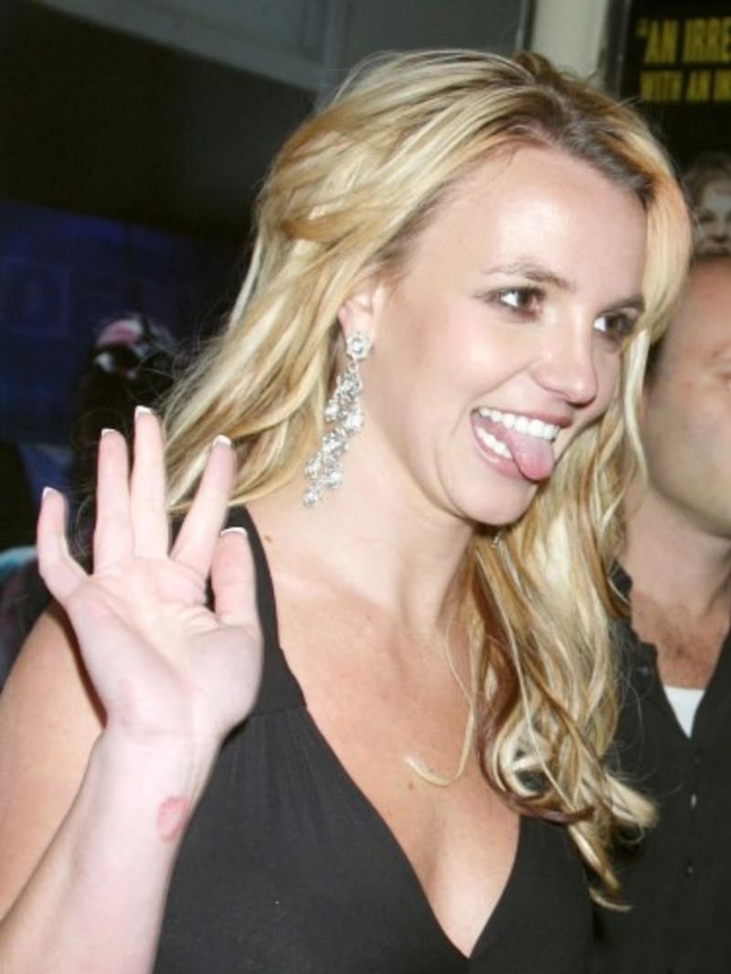 Vyplazený jazyk zpěvačky Britney Spears... chvátám, pápá