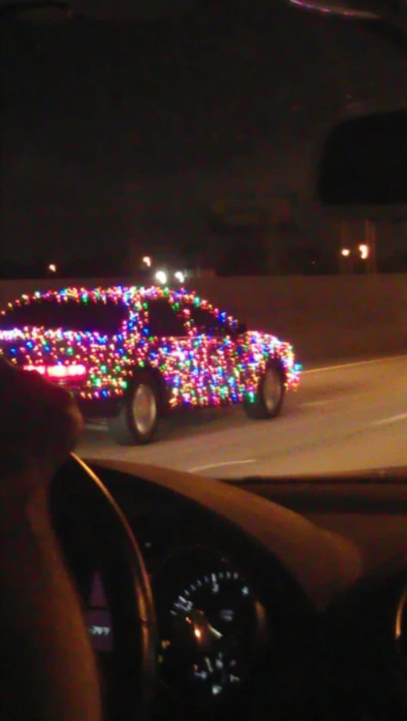 Další totálně nápadný vánoční řidič