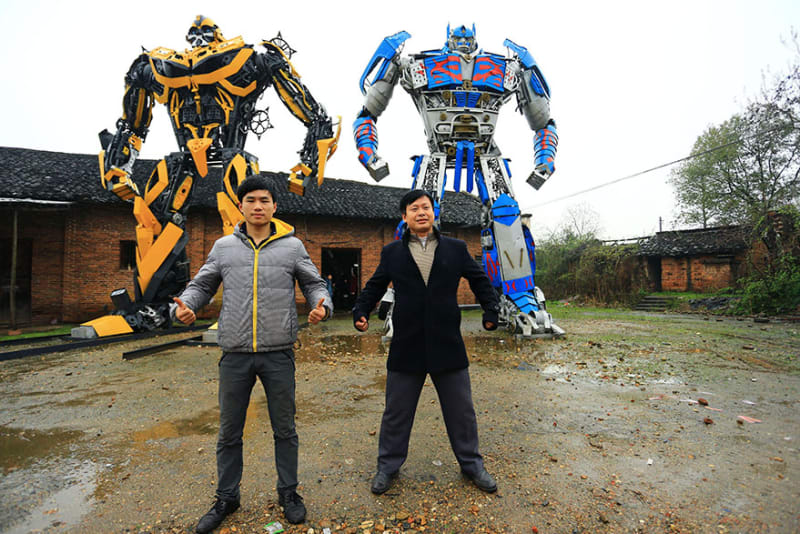 Otec a syn se dali na výrobu obřích Transformers