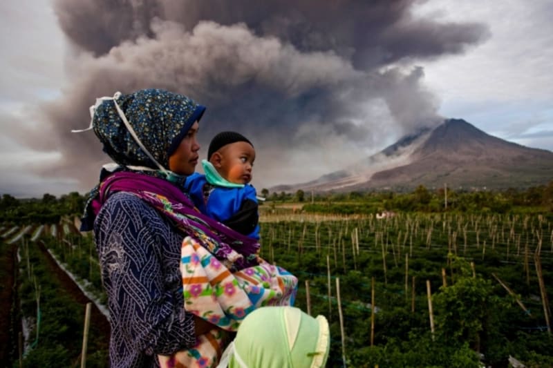 Hora Sinabung, Severní Sumatra, Indonésie, nadále chrlí popel a kouř... vulkanická aktivita zůstává na vysoké úrovni.