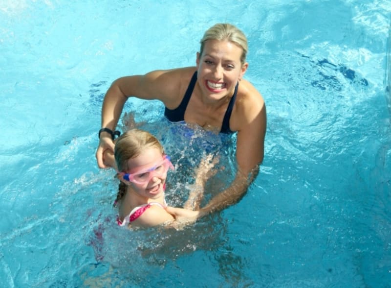 Zpěvačka s dcerou Emily ve vodním světě Aquapalace Praha