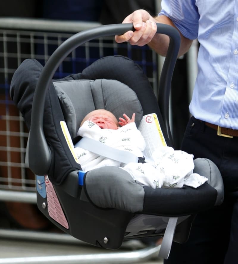 Princ George jezdí vzorně v autosedačce, kterou upevňuje sám tatínek