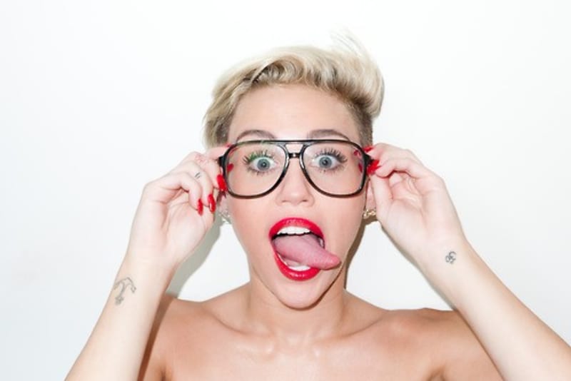 Vyplazený jazyk zpěvačky Miley Cyrus... ta tu samozřejmě nesmí chybět, její jazyk je asi nejznámější na celém světě