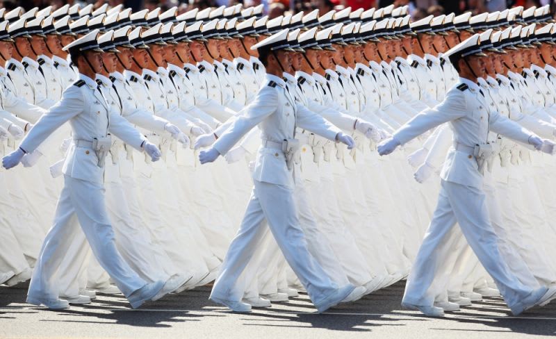 Dokonalá synchronizace čínských vojáků při pochodu.
