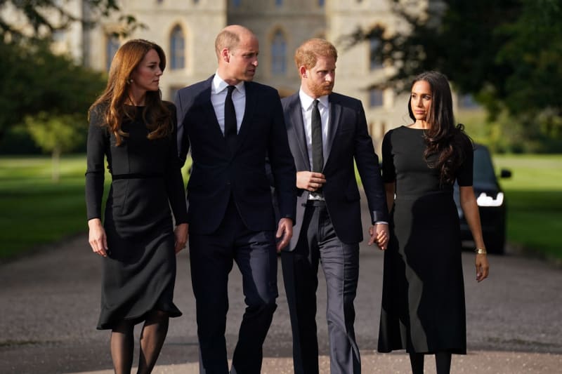 Královská čtveřice přišla o víkendu k davu před hrad Windsor.