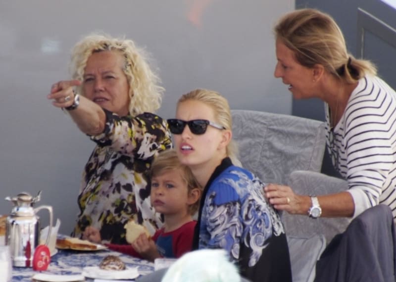 Karolína Kurková tráví čas na jachtě se synem Tobinem