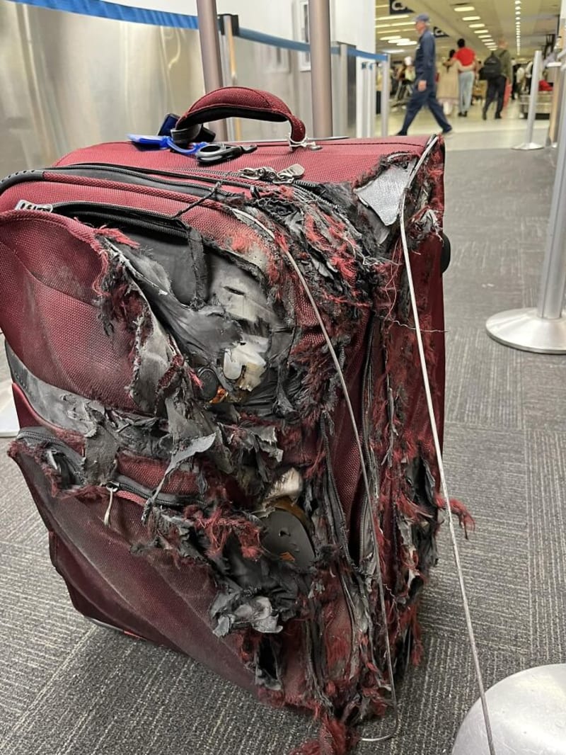 Zničená zavazadla, která na letišti dostat fakt nechcete.