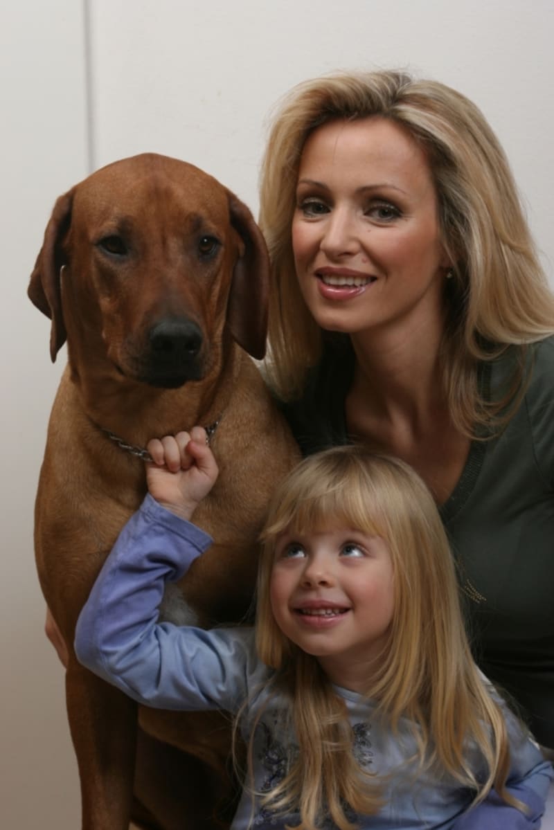 Herečka s dcerou a svým psem