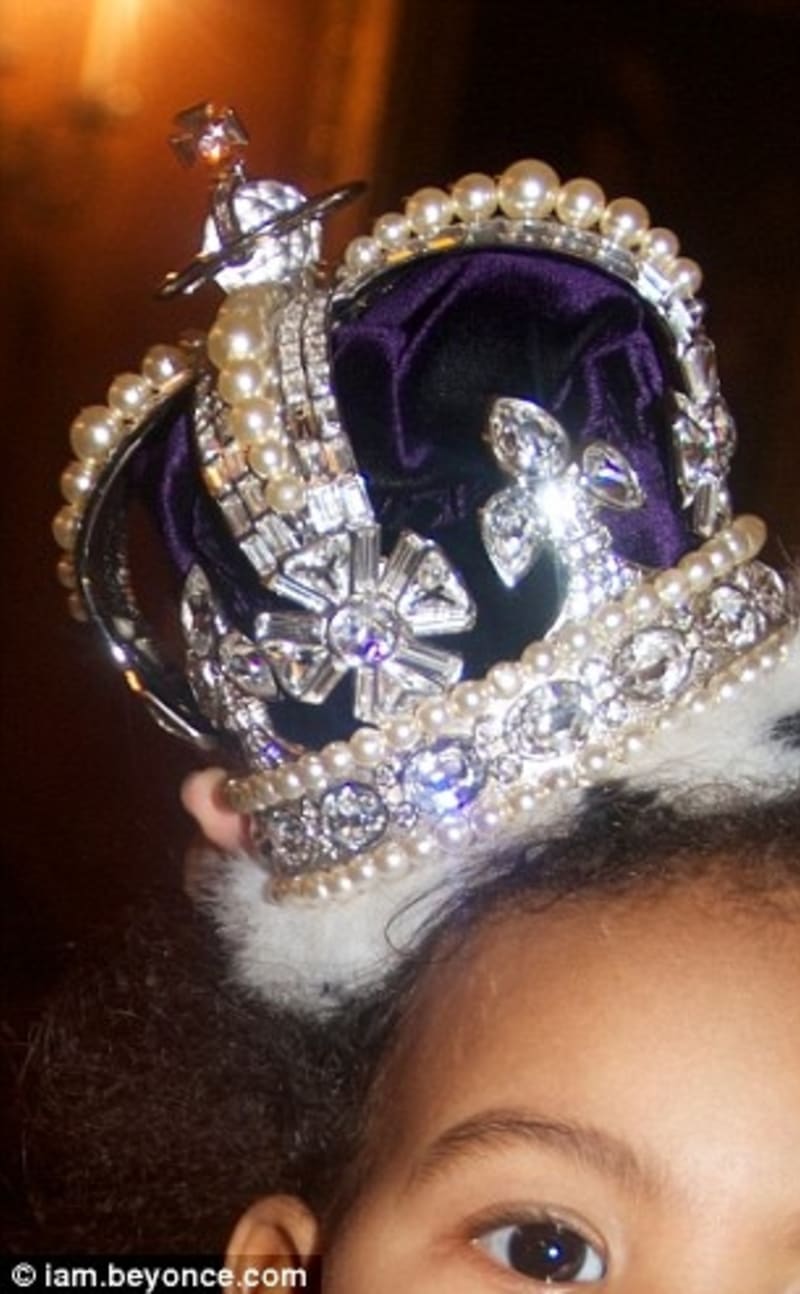 Malá Blue Ivy chtěla napodobit maminku Beyoncé a tak si také nasadila korunu