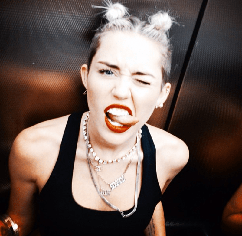 Zpěvačka Miley Cyrus je jako z divokých vajec