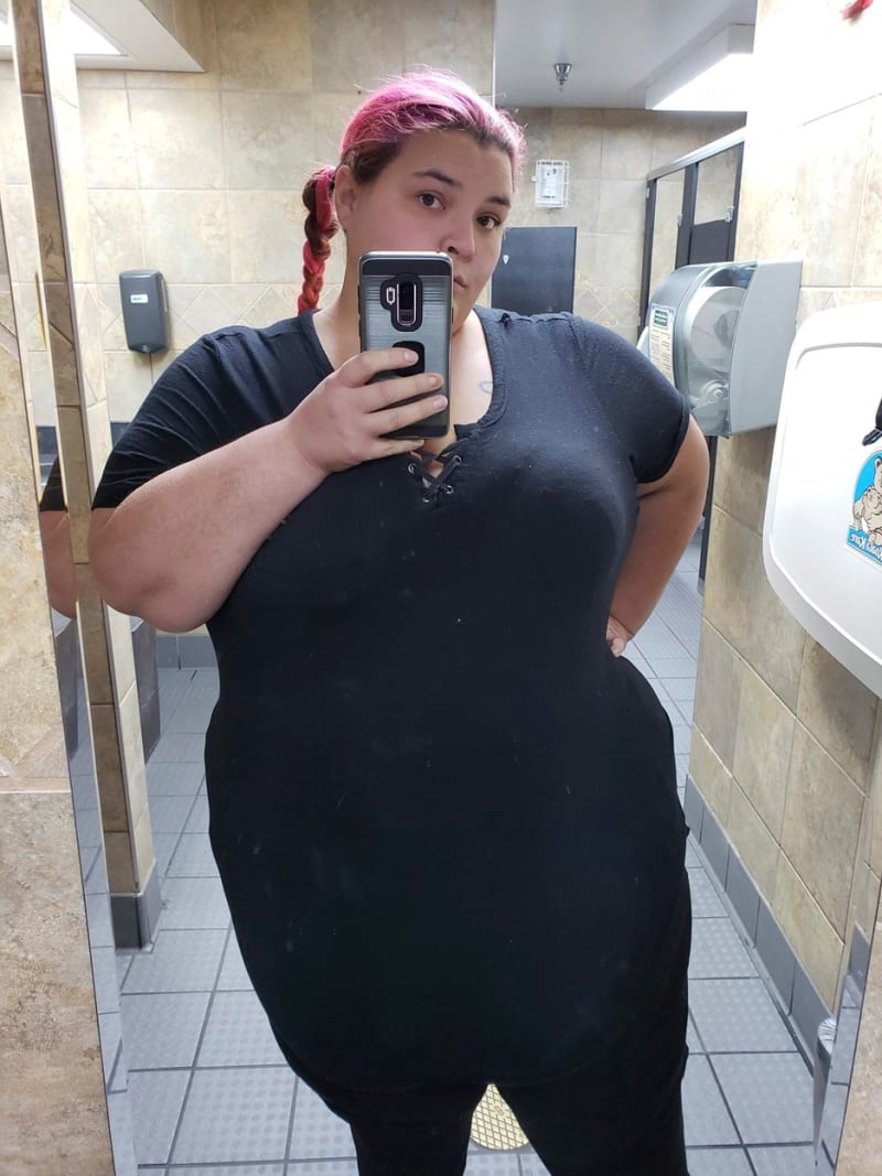 Přítel krmič podporuje ženu v obezitě 5